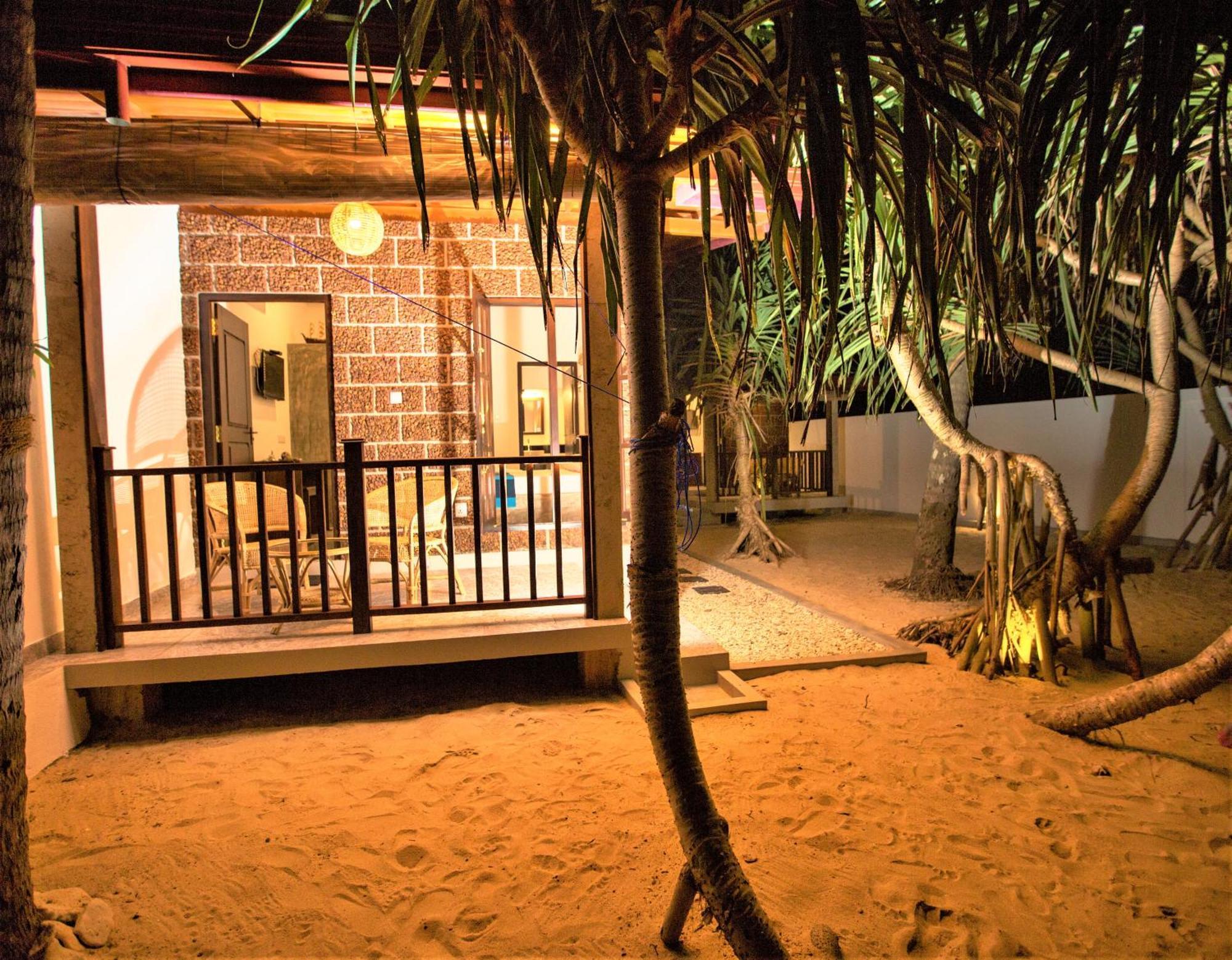 Sea Shell Villa Hikkaduwa 2 Separate Cabanas Ocean Front Villa Екстериор снимка