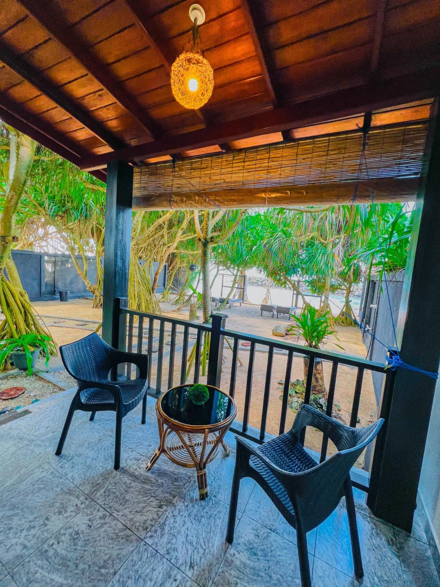 Sea Shell Villa Hikkaduwa 2 Separate Cabanas Ocean Front Villa Екстериор снимка