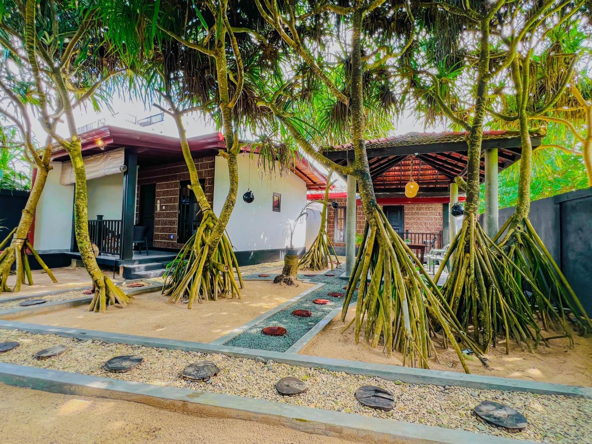 Sea Shell Villa Hikkaduwa 2 Separate Cabanas Ocean Front Villa Екстериор снимка